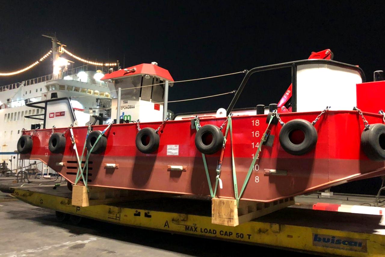 Workboat secured on heavy trailer for specialised project cargo movement